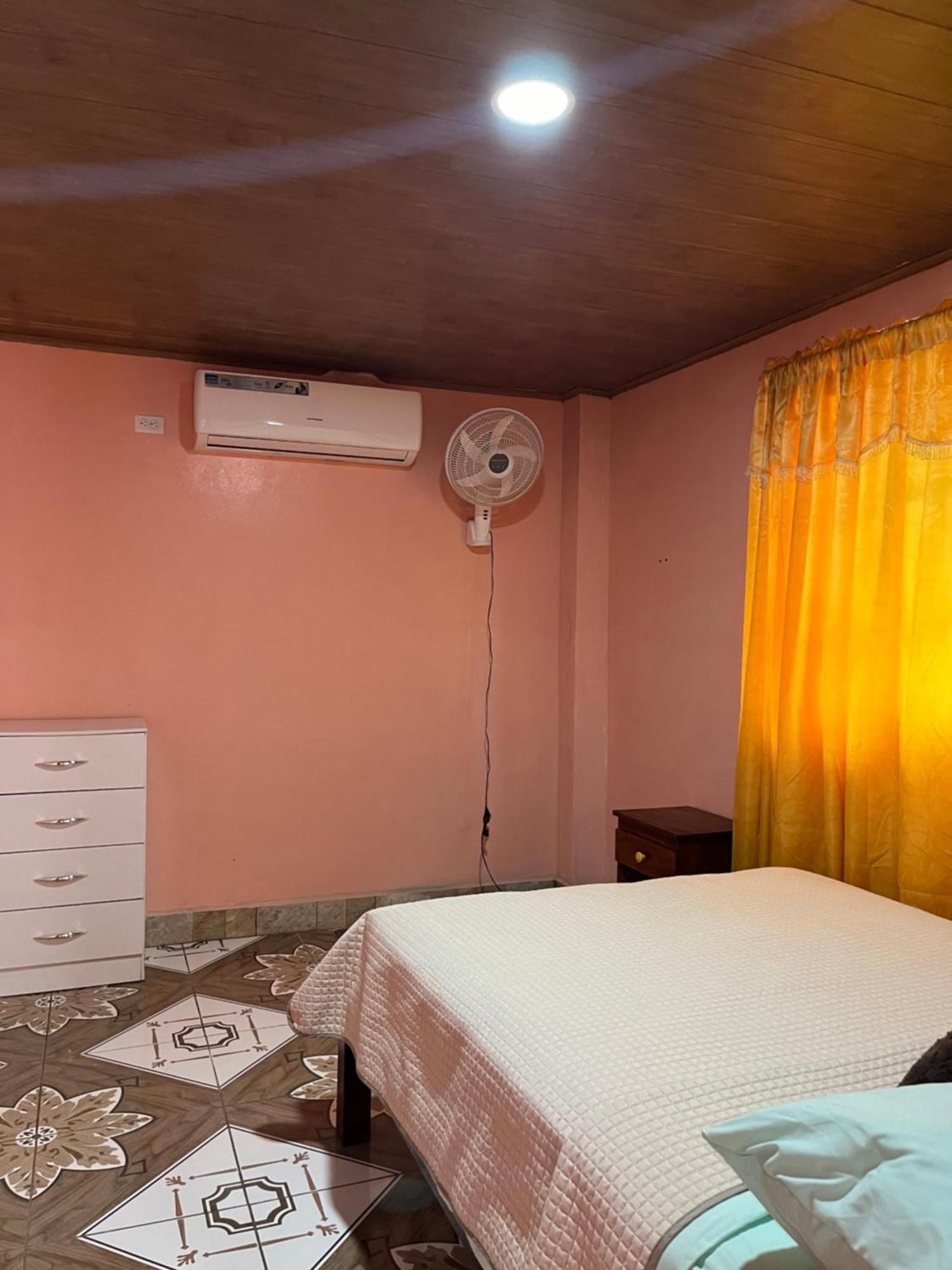 Surf Camp Hotel Bocas Town Bagian luar foto