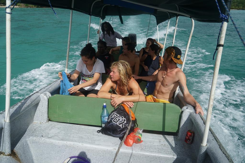 Surf Camp Hotel Bocas Town Bagian luar foto