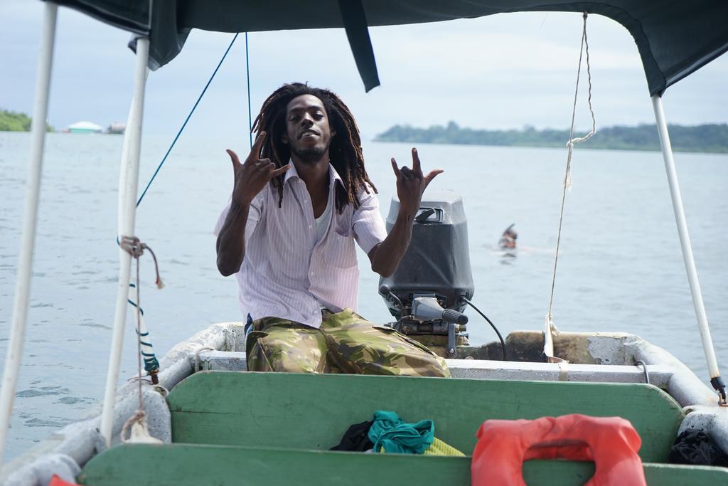 Surf Camp Hotel Bocas Town Bagian luar foto